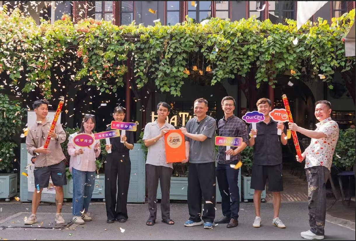 Hoa Túc Saigon团队手持必吃榜奖牌庆祝