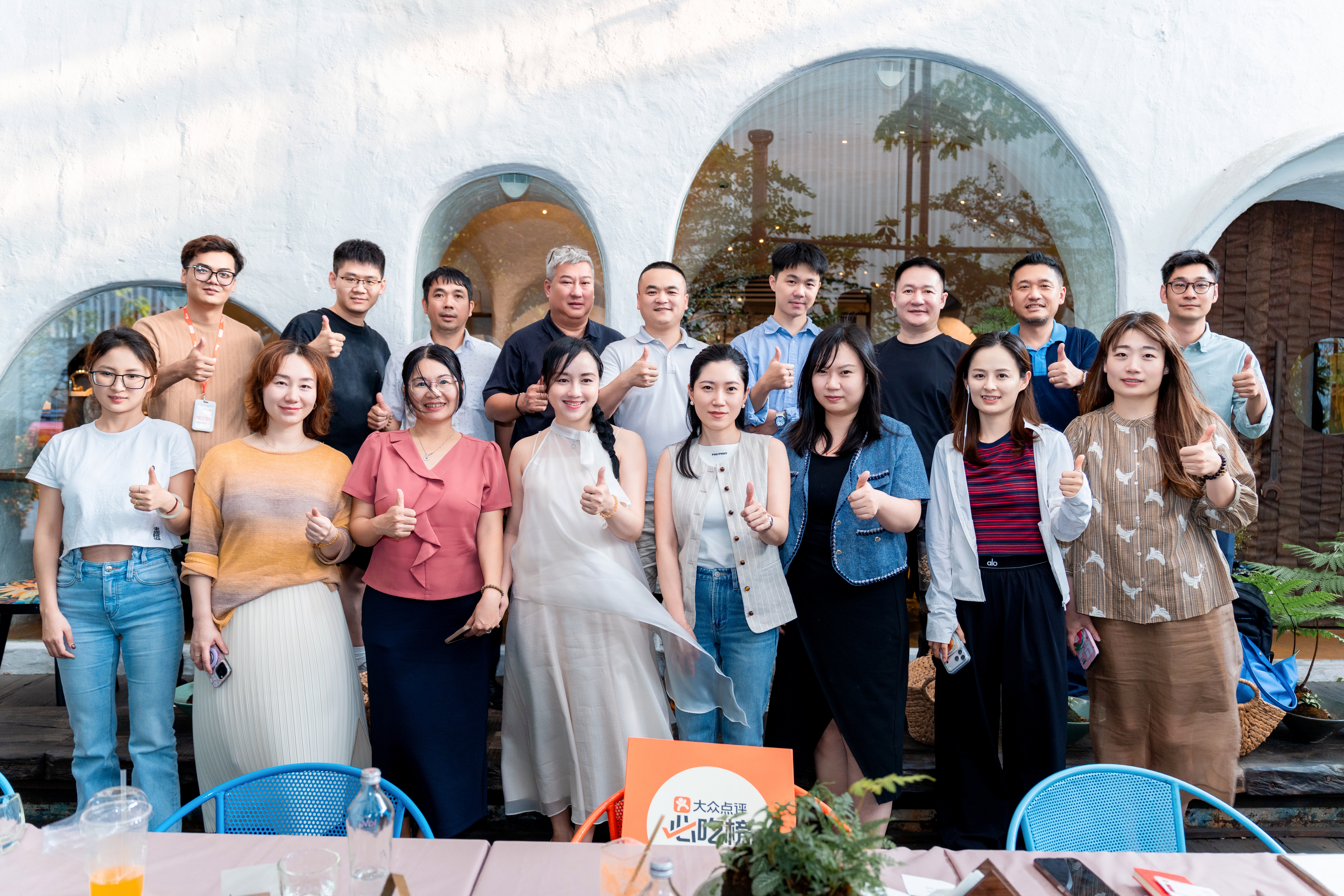 Hoa Túc Saigon团队庆祝登榜大众点评2025必吃榜